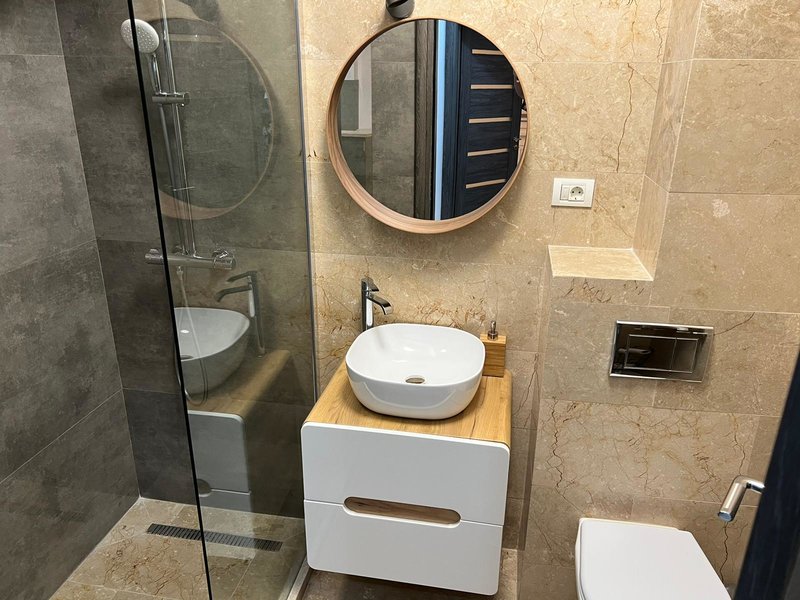 Straulestii, particular, ap cu curte,  2 camere