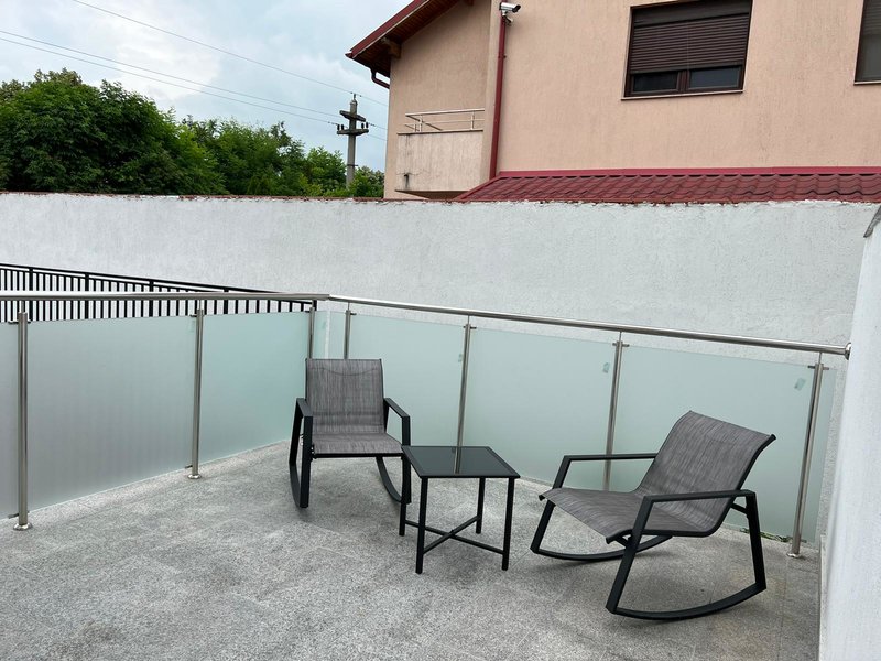 Straulestii, particular, ap cu curte,  2 camere